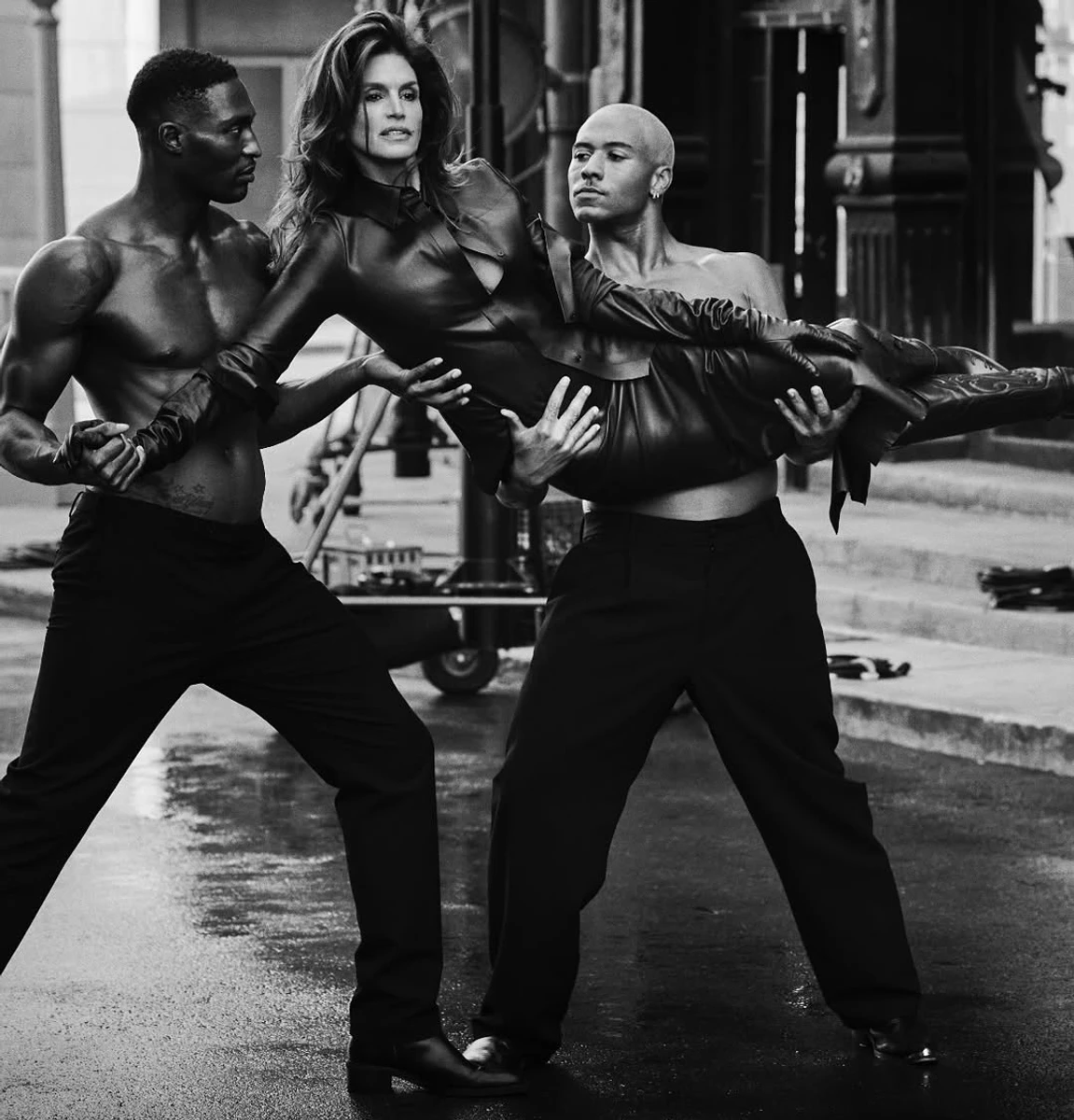 Сінді Кроуфорд у сексі луці попозувала на руках молодиків