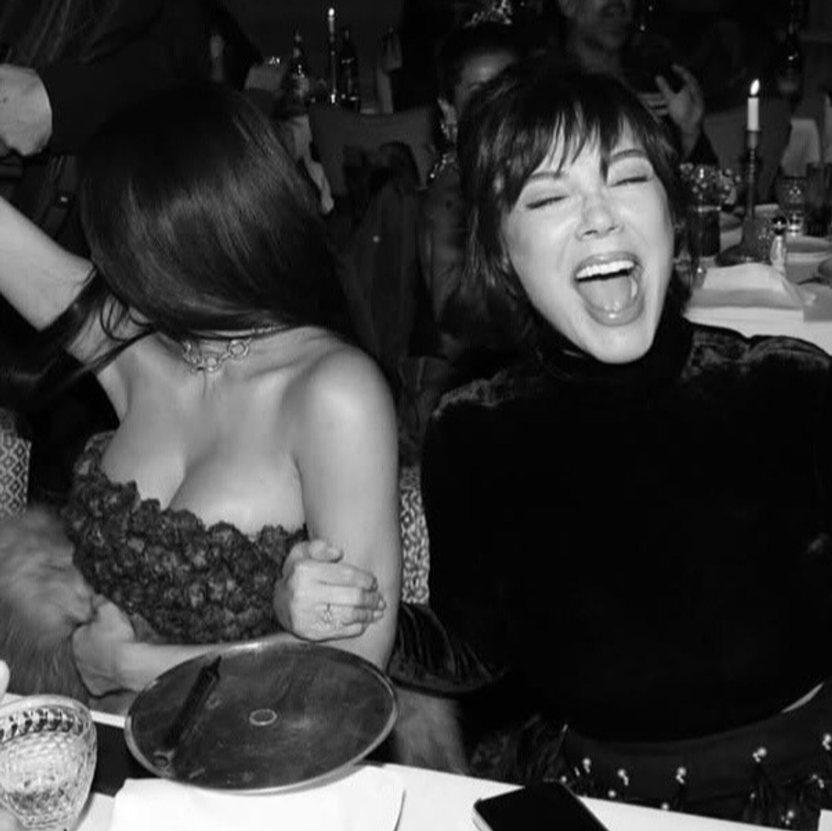 Кім Кардашян насмішила кумедним фото з мамою на її 70-річчя