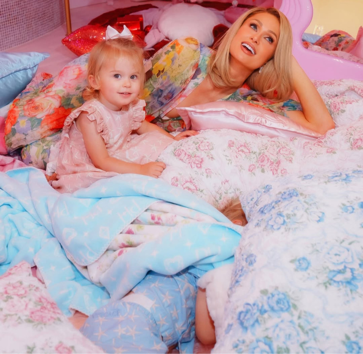 Періс Хілтон замилувала фото з дочкою на ліжку на її 2-річчя