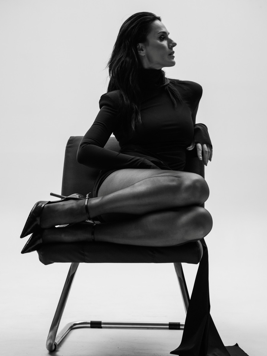 Маша Єфросиніна підібрала ноги на стільці