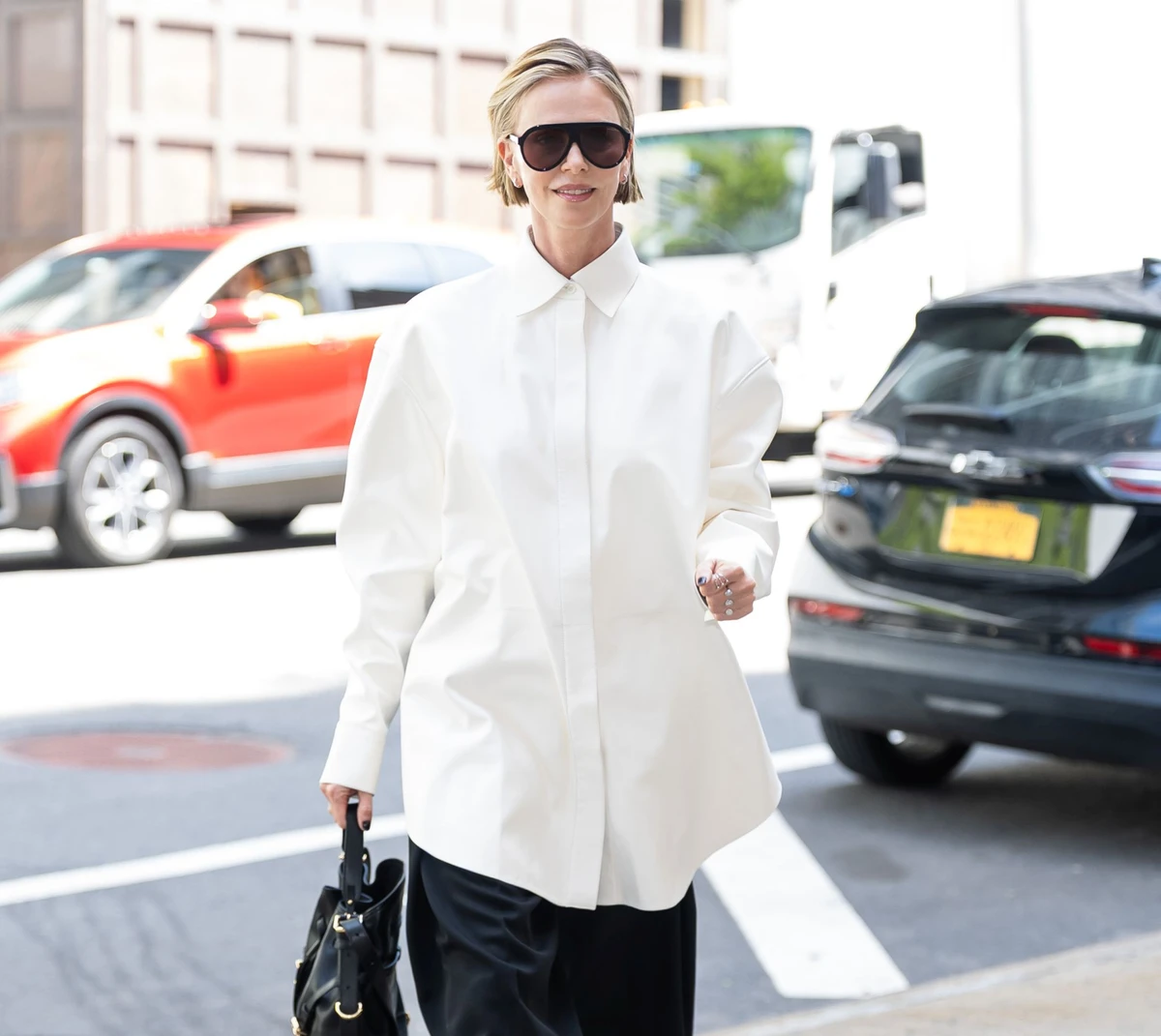 На руці зірки добре видно каблучки від GUZEMA