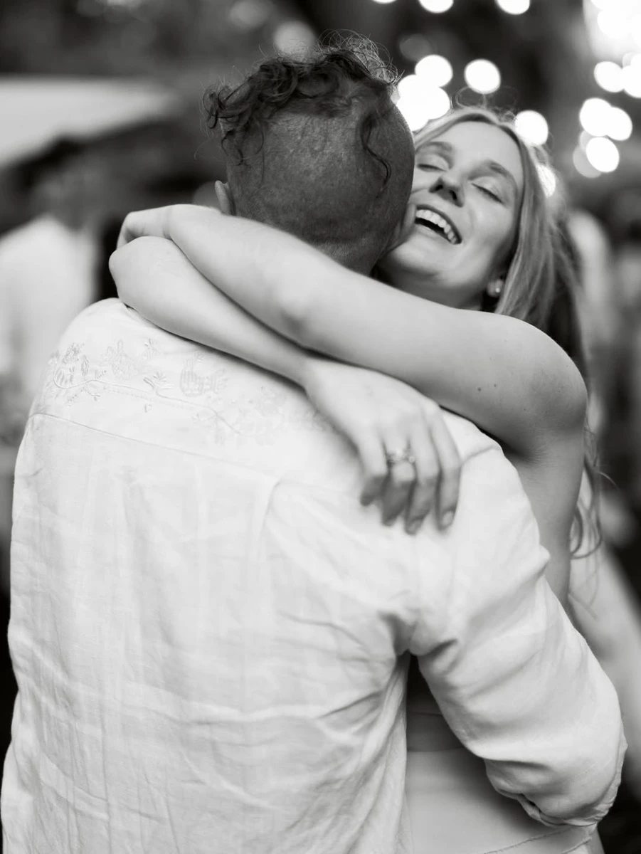 Євген Клопотенко обійняв дружину на їхньому весіллі