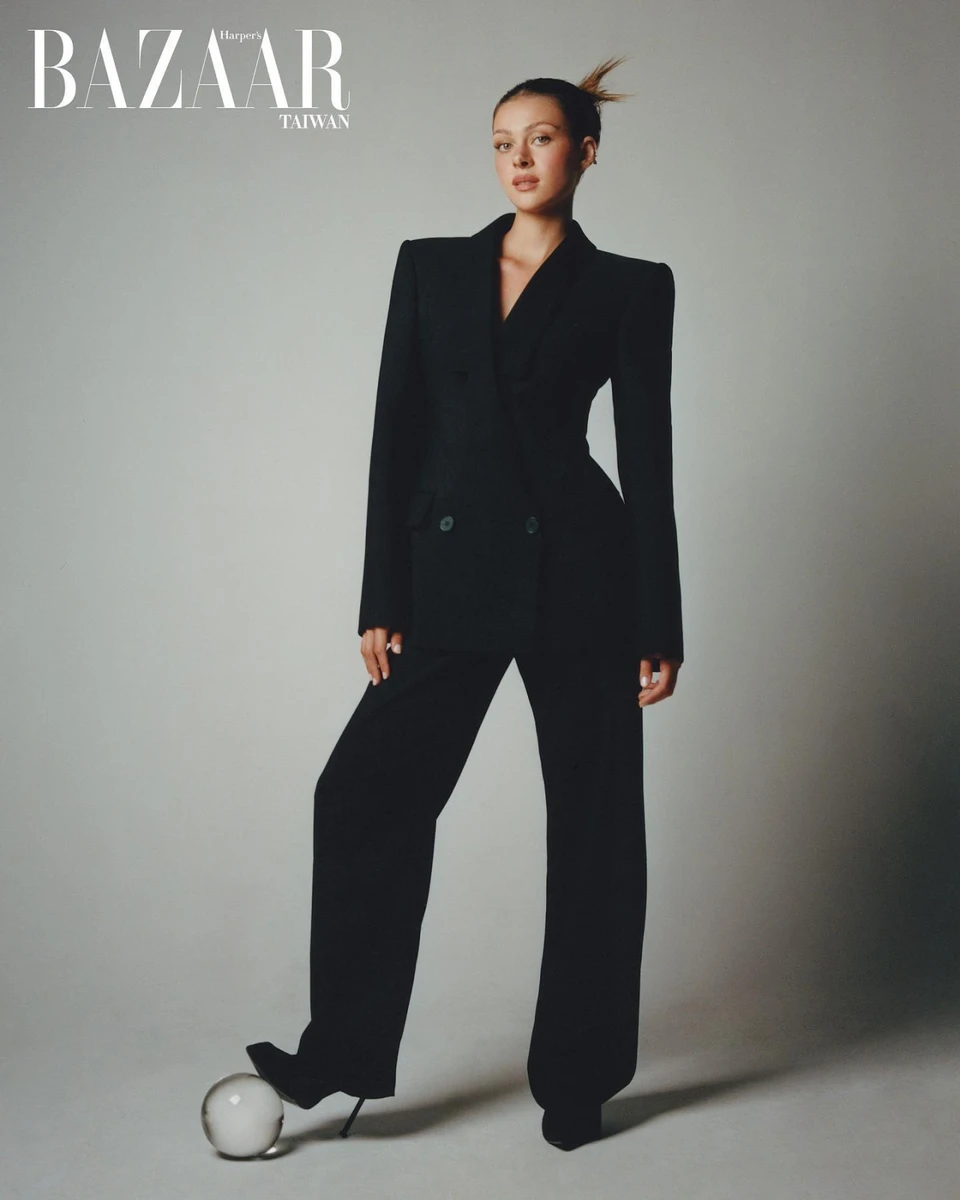 Нікола також уявила себе леді-бос