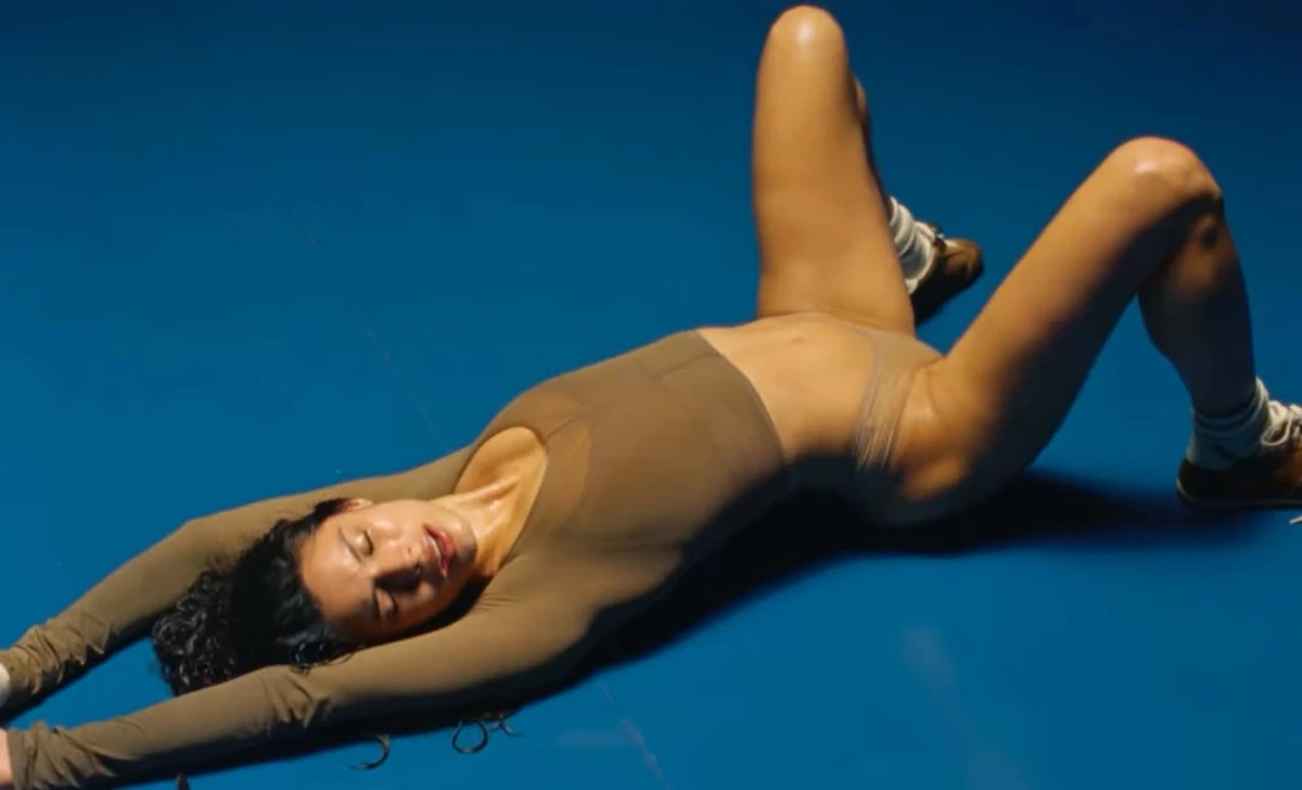 Андраде у топі і трусах