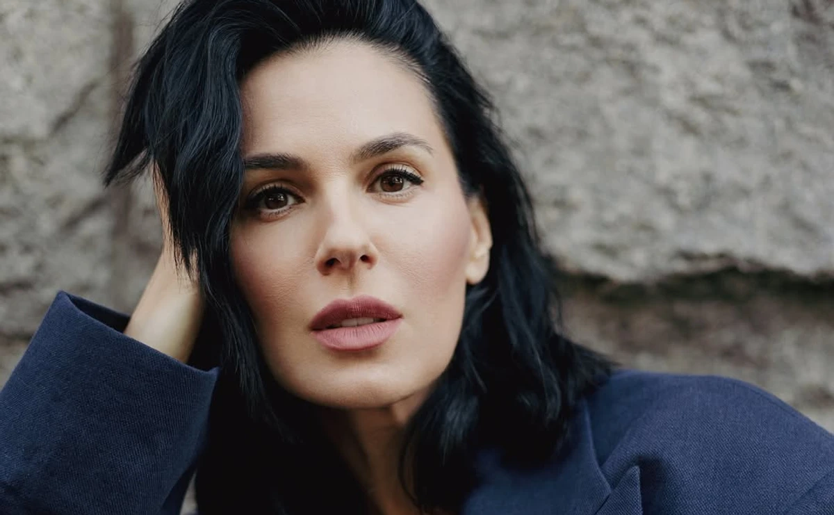 Маша Єфросиніна позує для фото