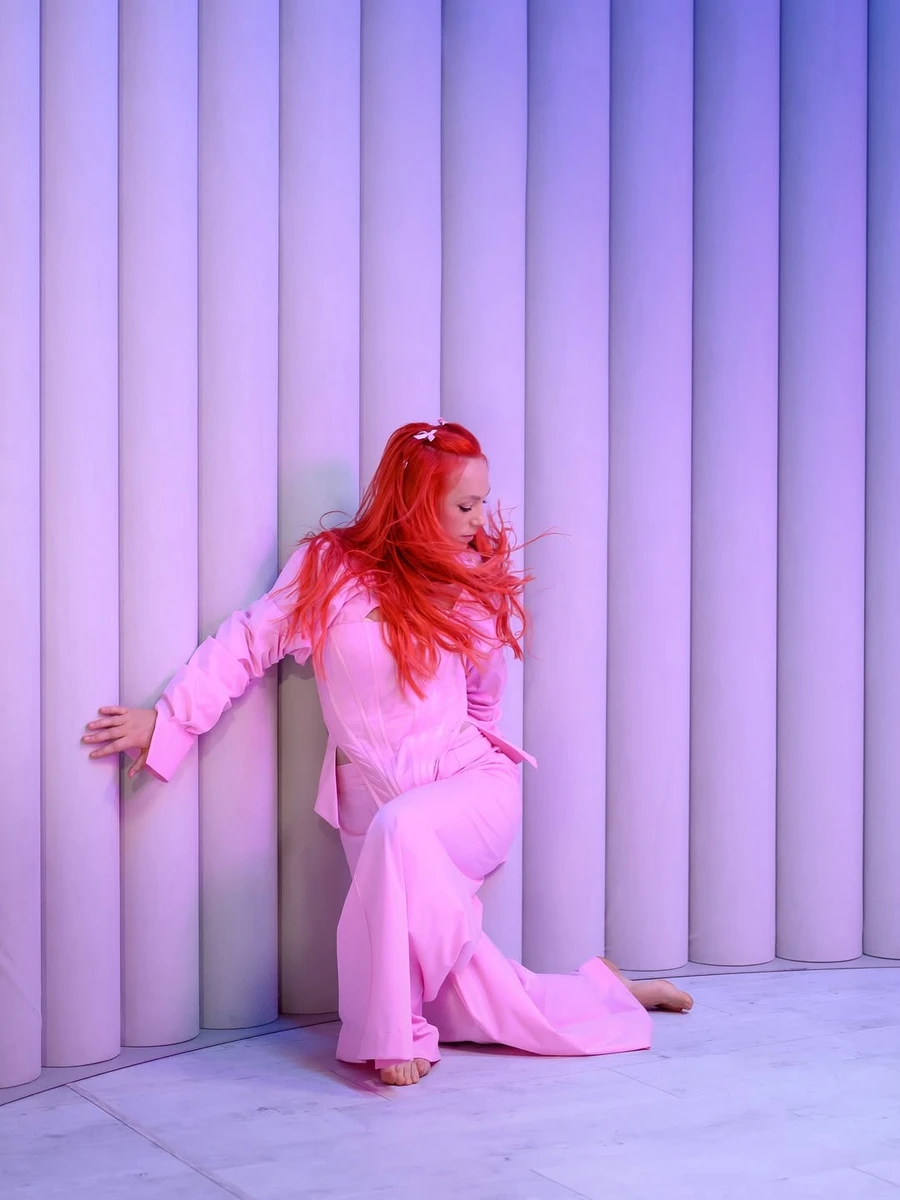 Світлана Тарабарова ефектно попозувала біля стіни для фото