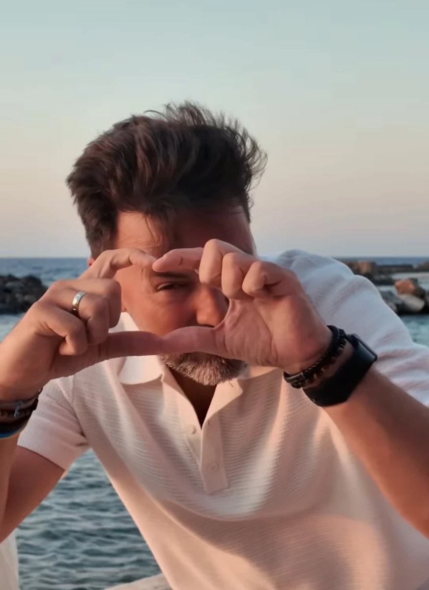 Тімур Мірошниченко показався на сімейному відпочинку в Греції