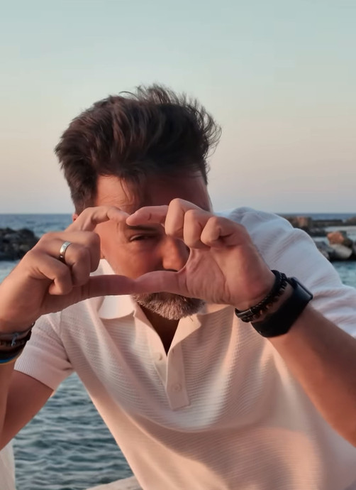 Тімур Мірошниченко показався на сімейному відпочинку в Греції