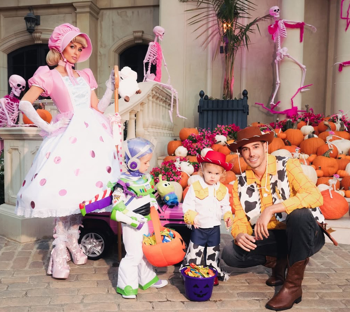 Періс Хілтон з чоловіком, сином і дочкою вбралися в милі образи іграшок