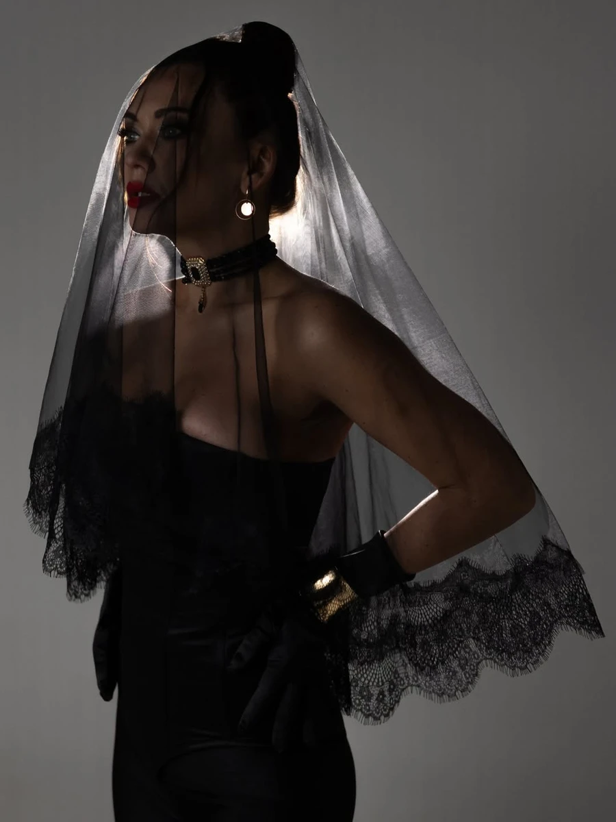 Анна Саліванчук з фатою на обличчі вдала з себе наречену