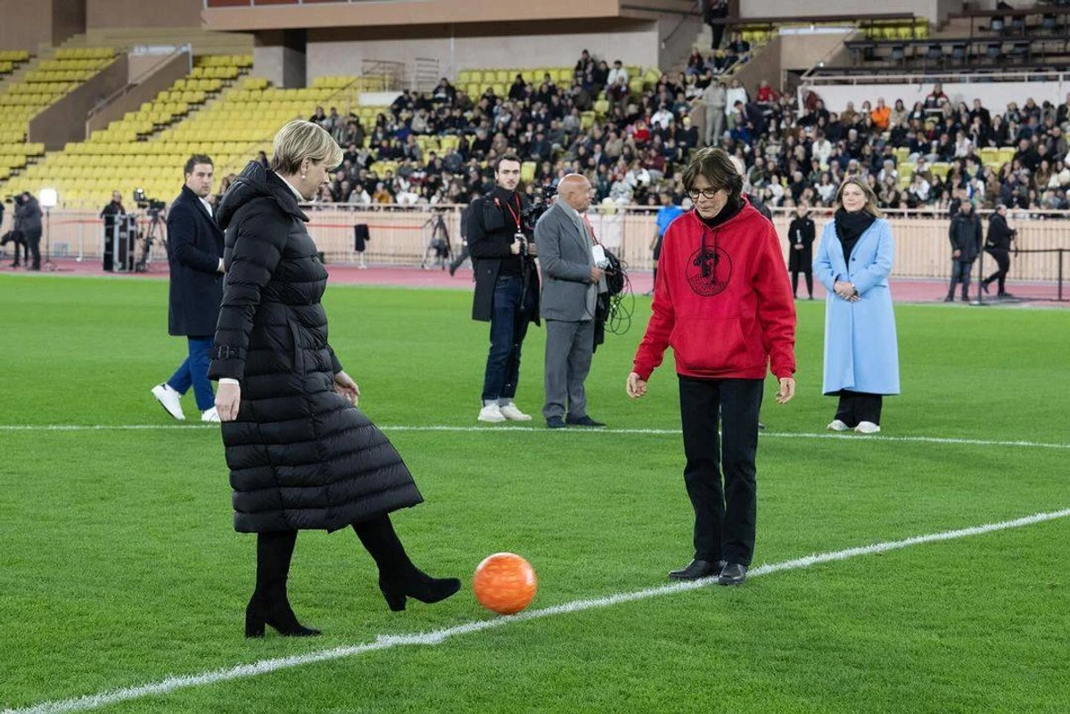 Княгиня Шарлін не відмовила собі в задоволенні теж трохи покопати м'яча