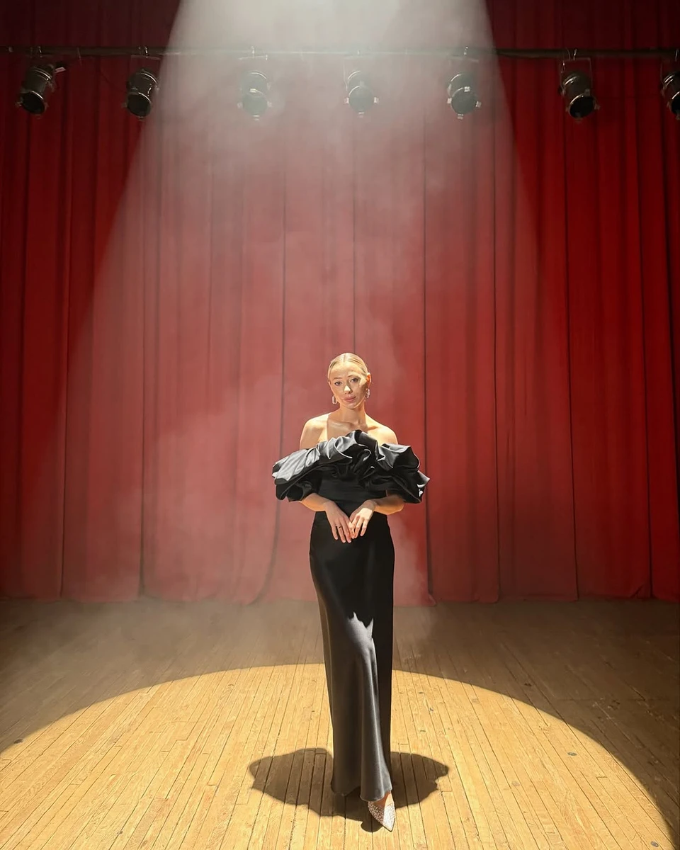 Дружина Павліка попозувала в луці з голими плечима