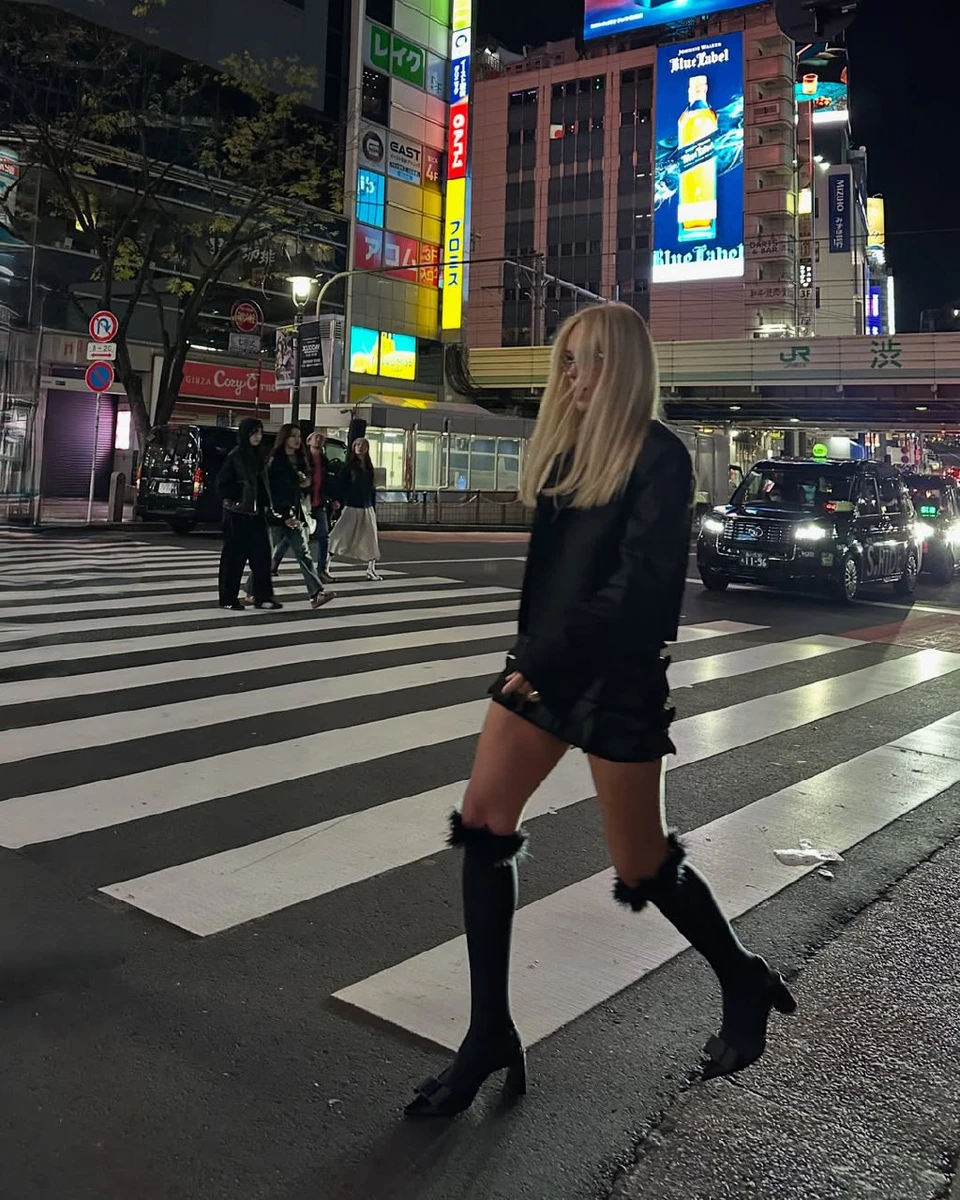 Квіткова у міні пройшлася Токіо