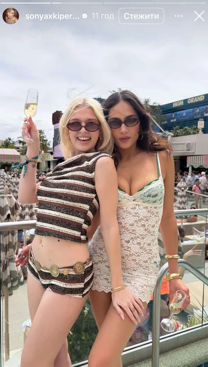 Донька Брежнєвої попозувала для фото з подругою