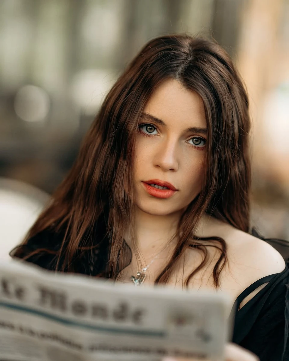 Христина Соловій з газетою в руках уявила себе парижанкою