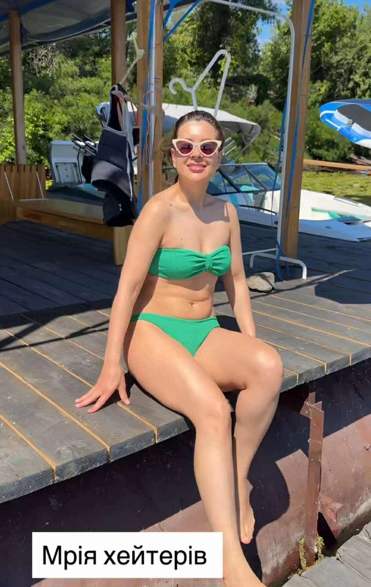 Раміна Есхакзай у бікіні посвітила довгими ногами на пірсі