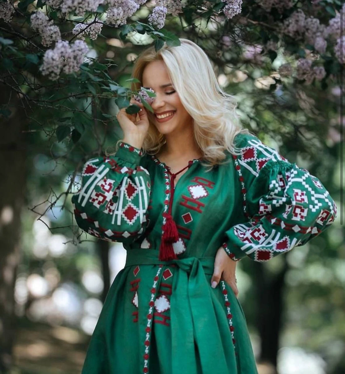 Ребрик в сукні попозувала коло блузка