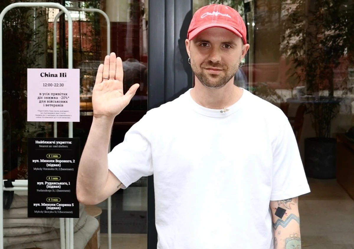 Міша Кацурін позує для фото