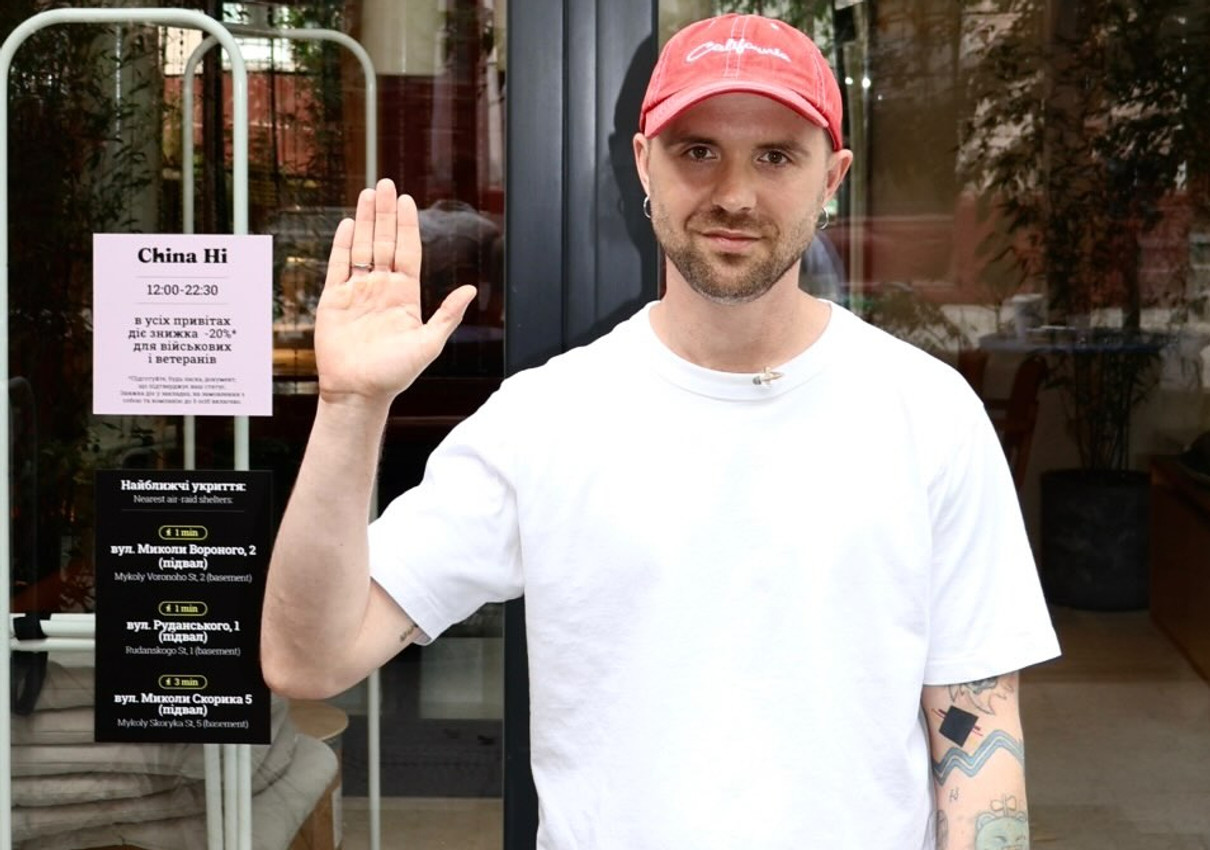 Міша Кацурін позує для фото