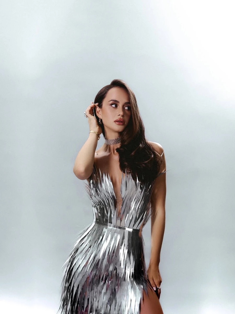 Таня Парфільєва ефектно попозувала у сріблі на своєму 31-річчі