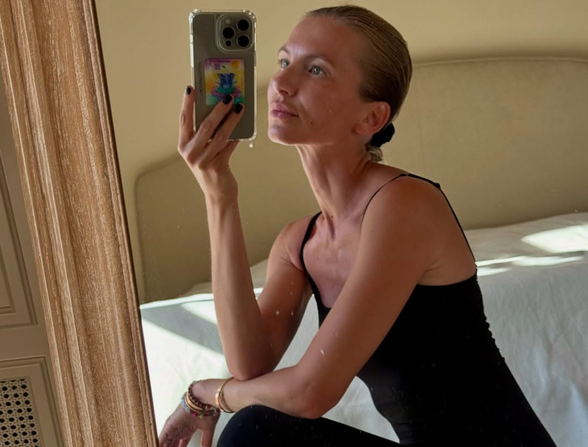 Єлизавета Юрушева робить селфі у дзеркало