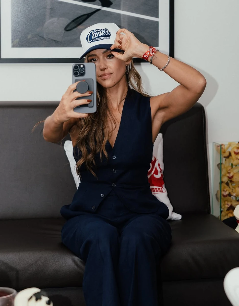 Джессіка Альба похвалилася стрункою фігуркою у стильному костюмі