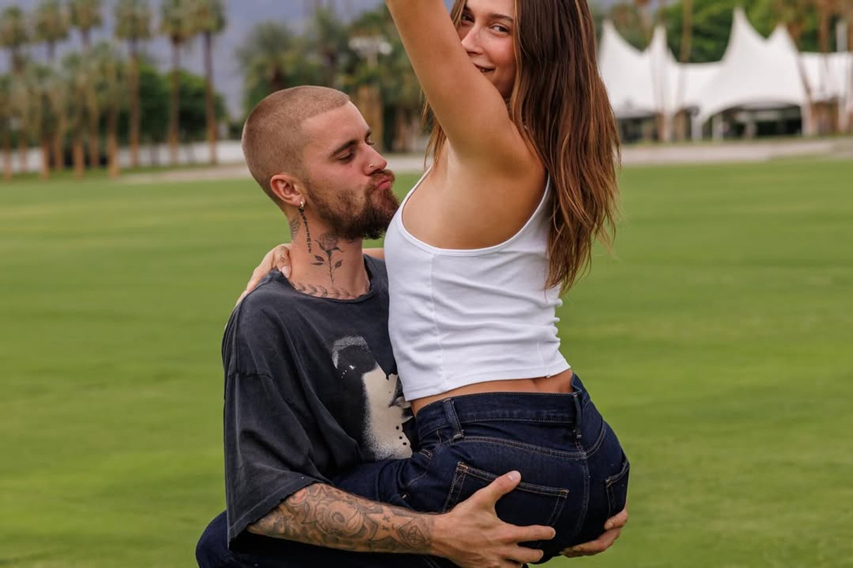 Джастін Бібер роздивився декольте Хейлі, поки тримав її на руках