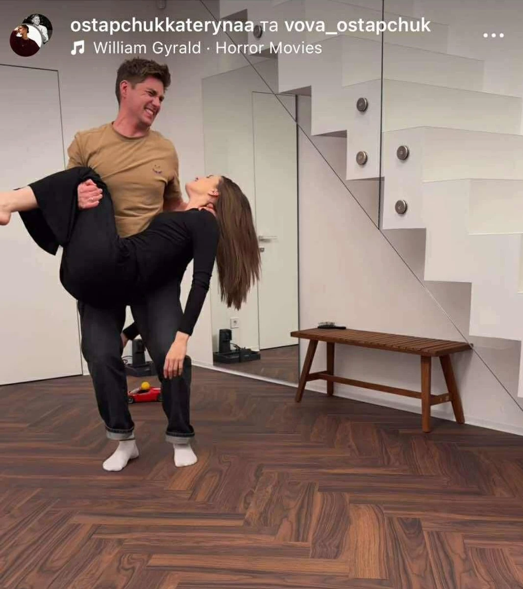 Остапчук із дружиною на руках