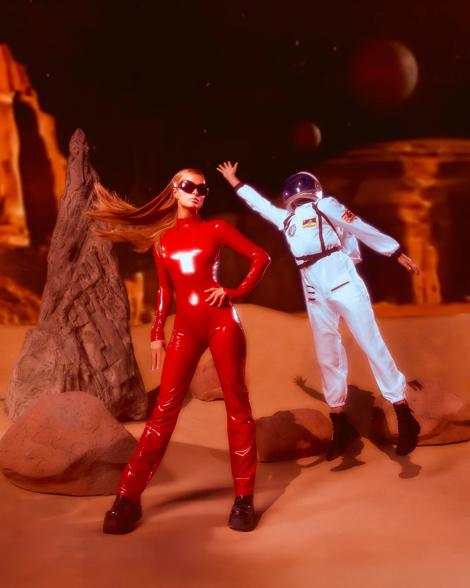 Хілтон повторила навіть картинку з кліпу 