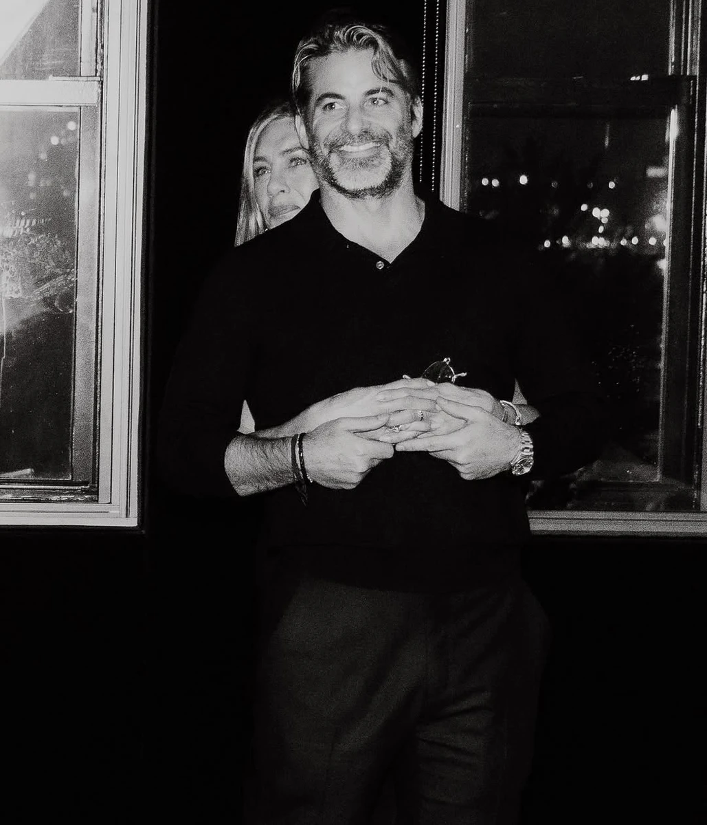 Дженніфер Еністон показалася в обіймах коханого на його 50-річчі