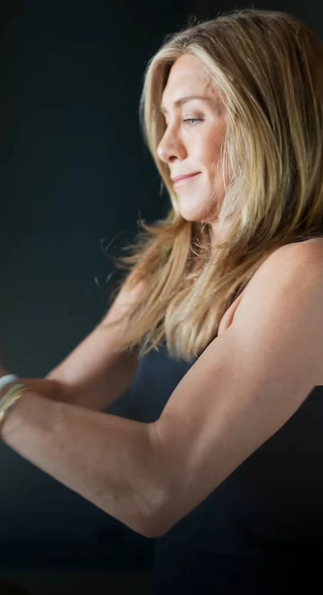 Дженніфер Еністон показала, як робила укладу своєму коханому