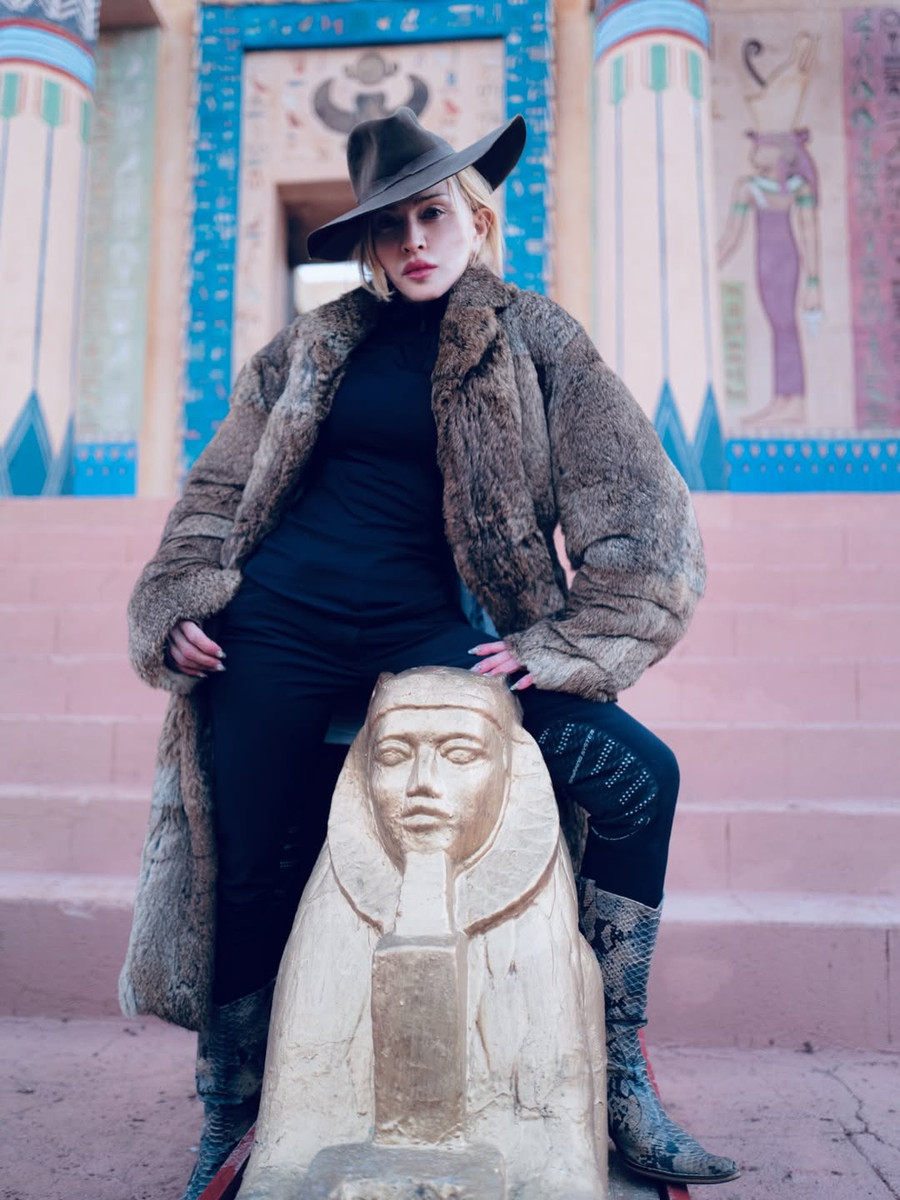 Мадонна у шубі грайливо попозувала в Марокко