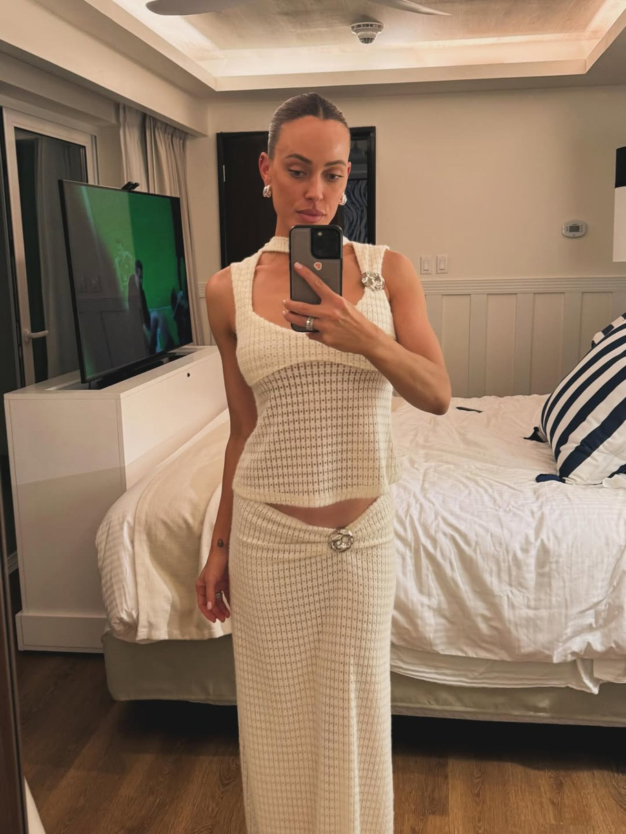 Дружина Макса Чмерковського попозувала у напівпрозорому луці