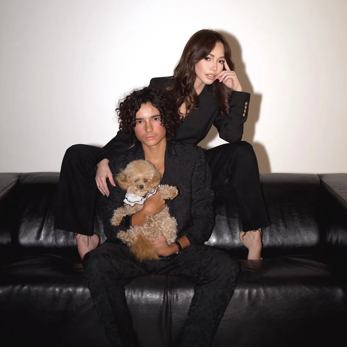 Катерина Кухар з сином і песиком наробили стильних фото на дивані