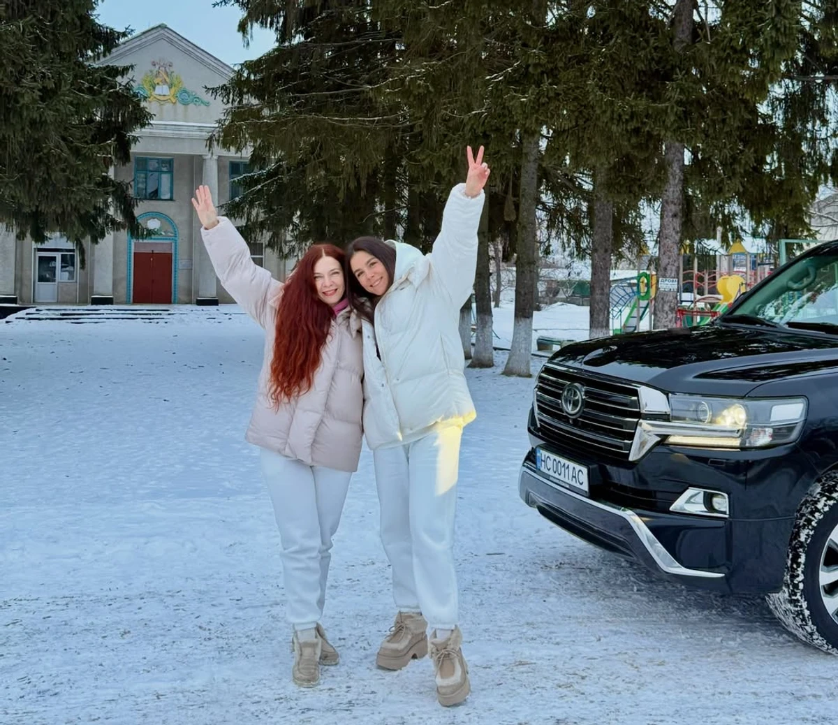 Іванна Онуфрійчук з сестрою обійнялася в рідному селі