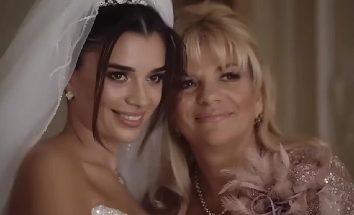 Наречена Роксолана Москва (дав же бог прізвище) з мамою 