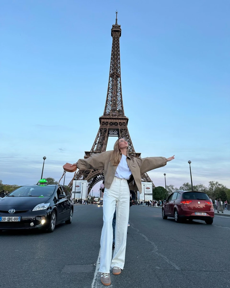 Алла в Парижі зазнімкувалася у мрійливій позі