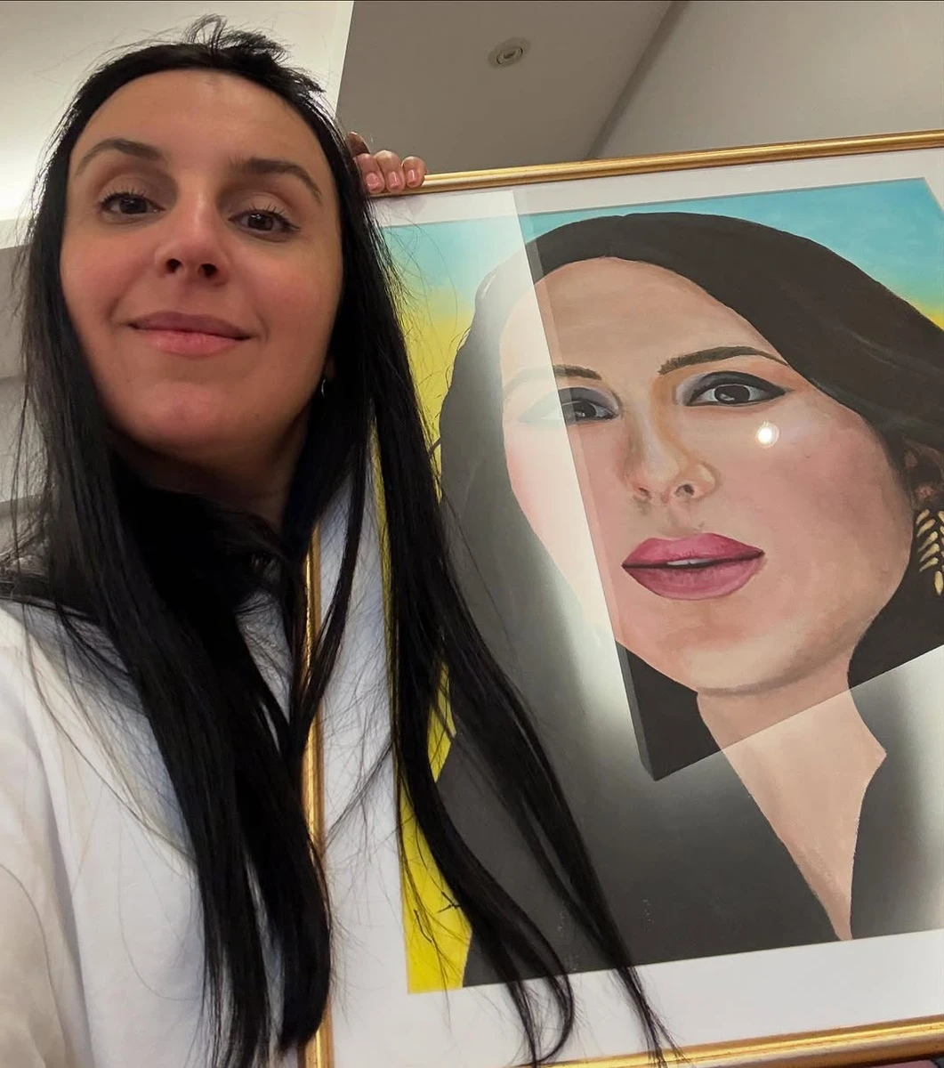 Джамала попозувала біля свого портрета