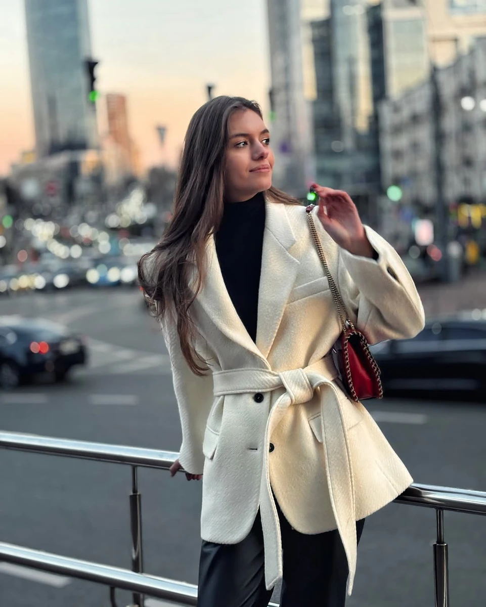 Колишня Дмитра Комарова показала трендовий лук