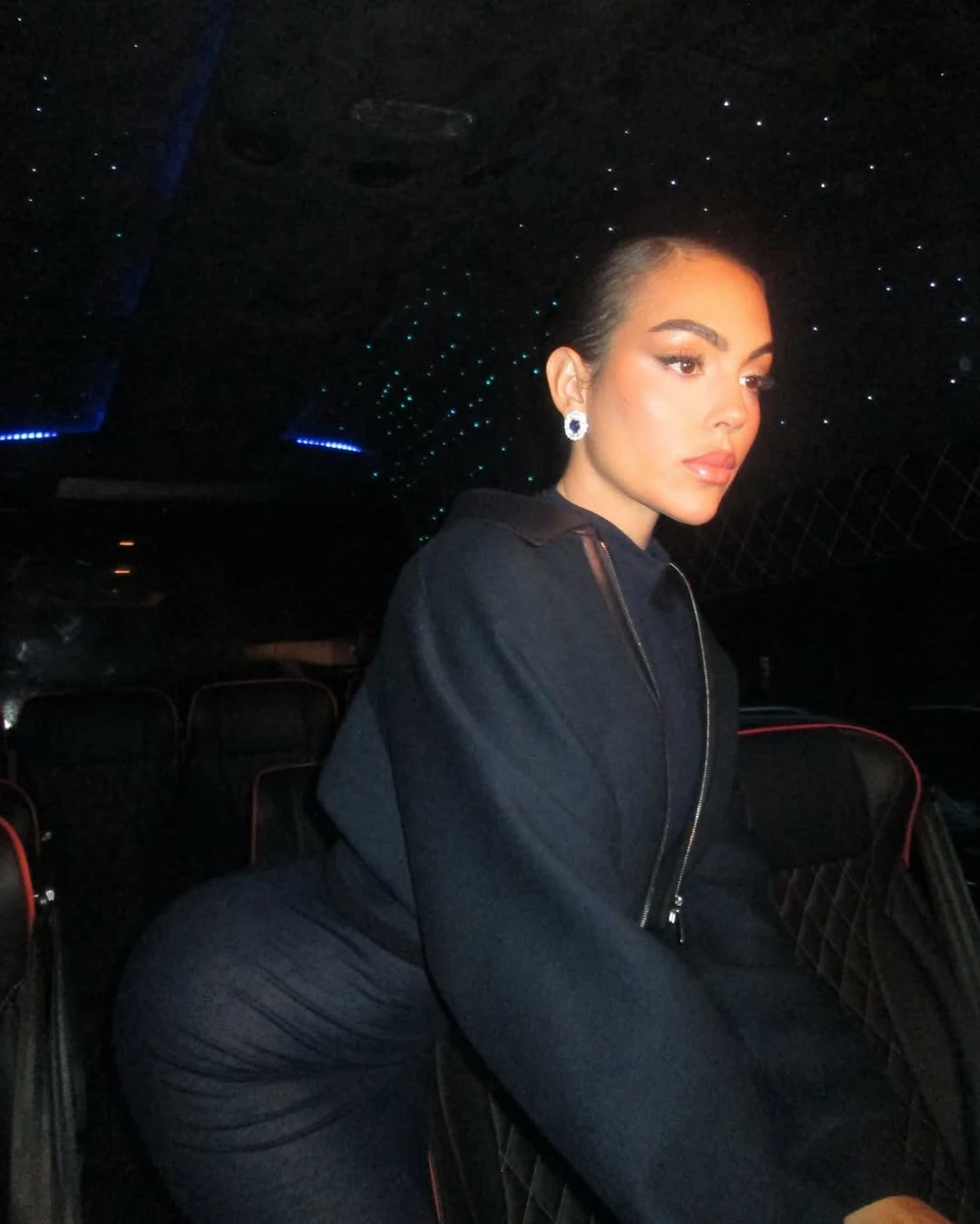 Наречена Роналду ефектно попозувала в обтислій спідниці