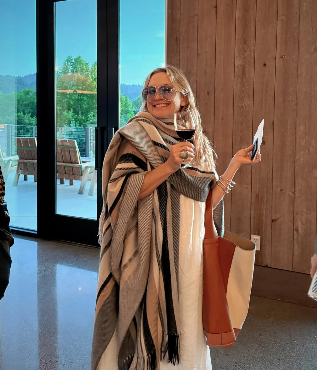 Кейт Хадсон на відпочинку попозувала з вином