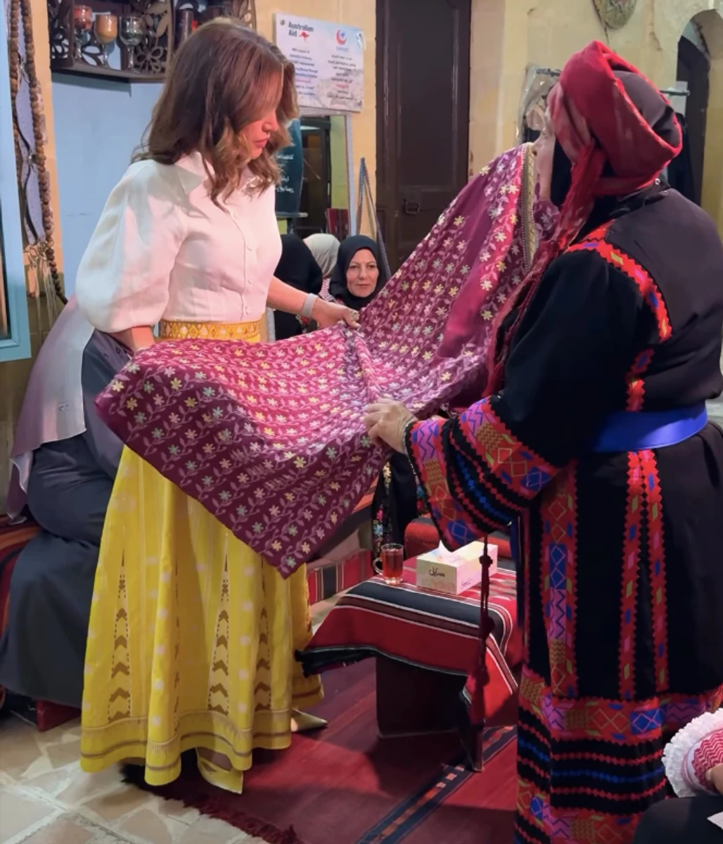 Королева Ранія у лимонній спідниці з вишивкою показалася на зустрічі