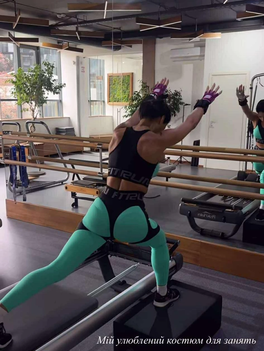 Співачка на реформері для пілатесу зазнімкувалася з вигідного ракурсу 