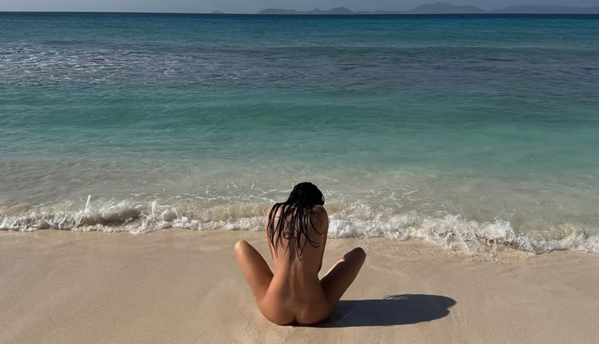 Кендалл Дженнер повністю оголеною посиділа на пляжі