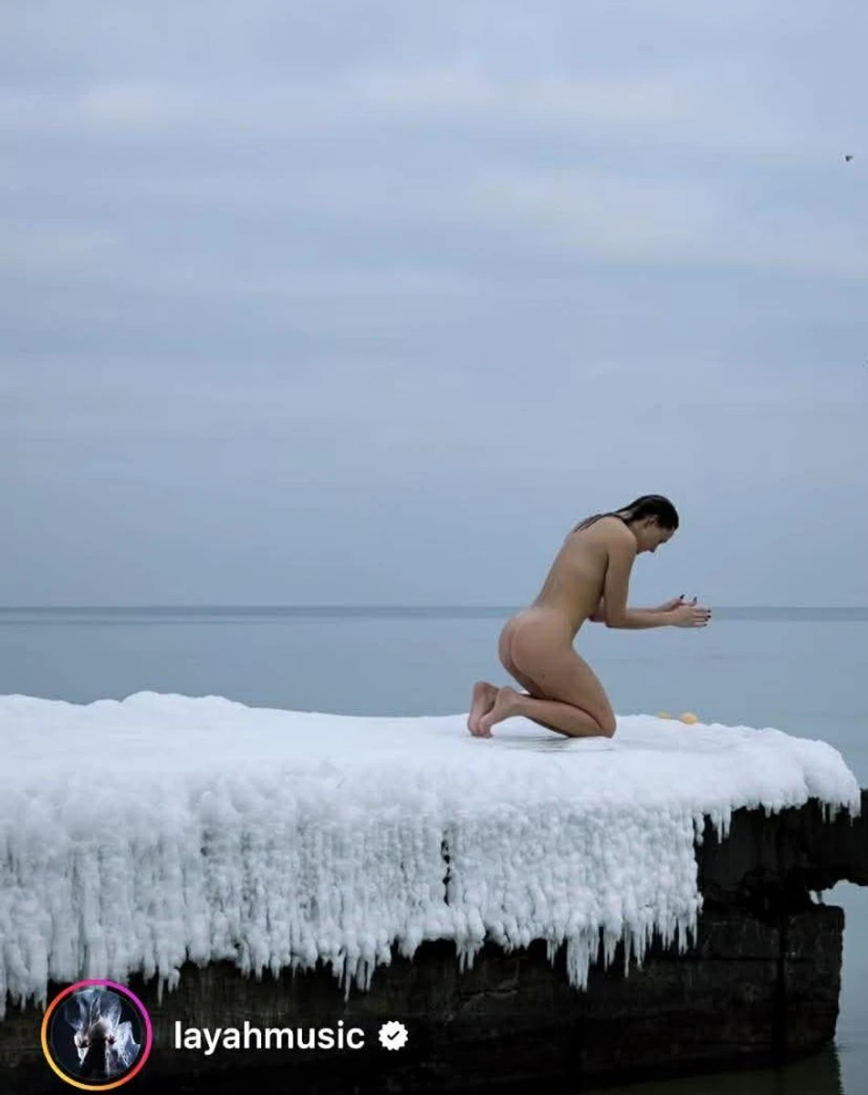 Єва Бушміна гола на льоду