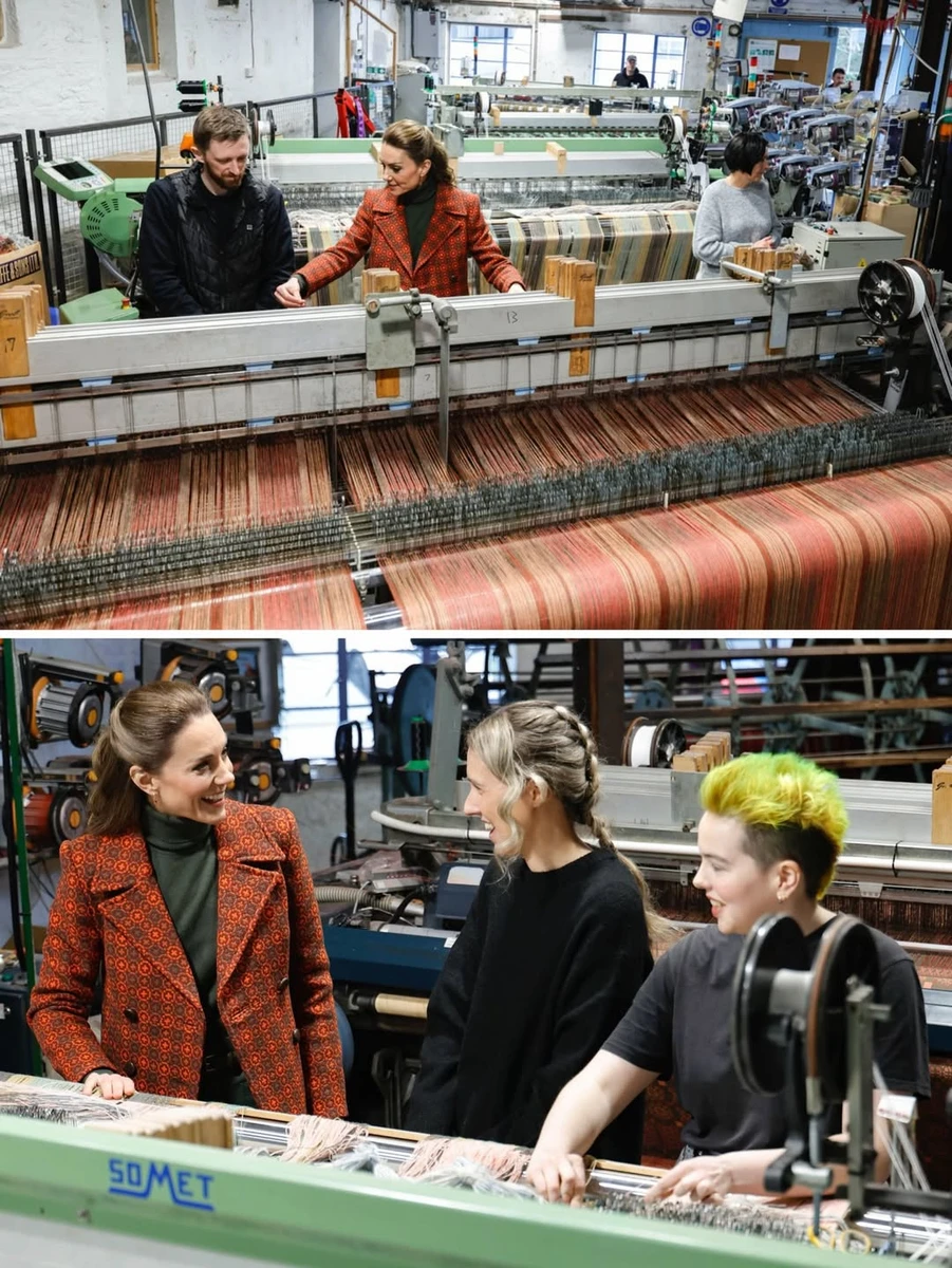 Кейт Міддлтон вигуляла яскраве пальто з візерунками на фабрику