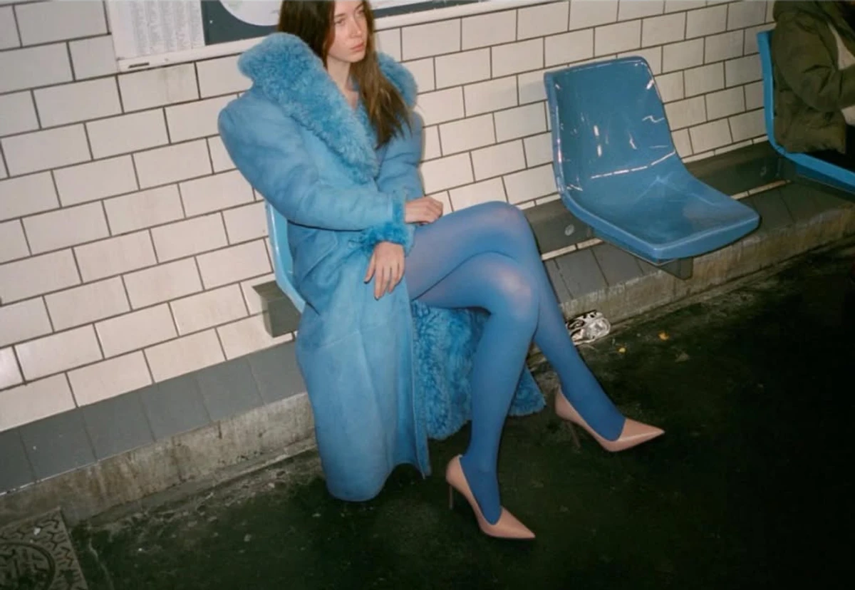 Донька Ніколь Кідман у синій шубі та яскравих колготах попозувала в метро