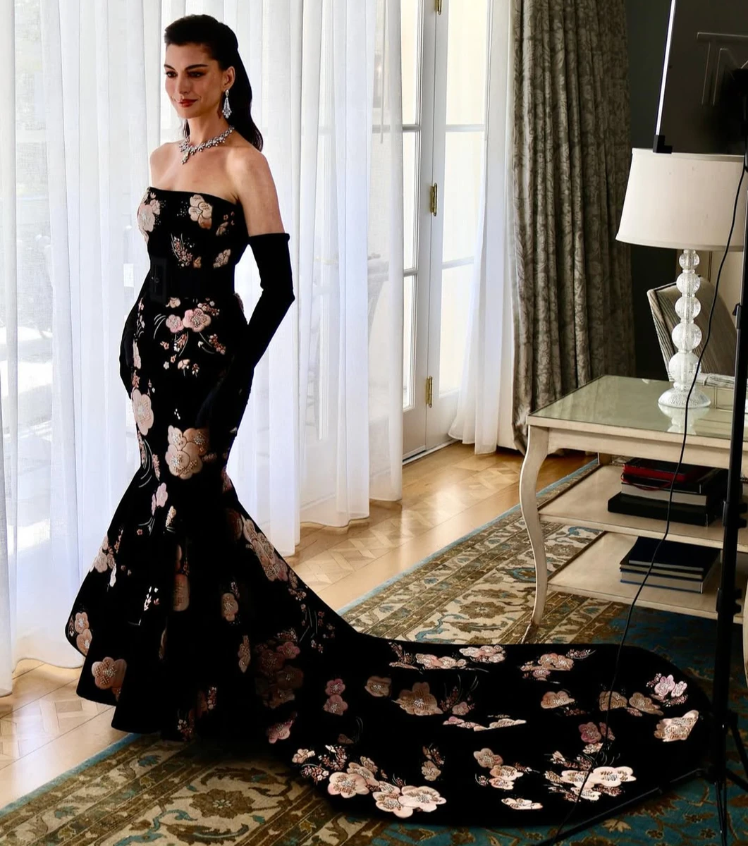 Енн Гетевей у квітах зі шлейфом на Оскарі 2026