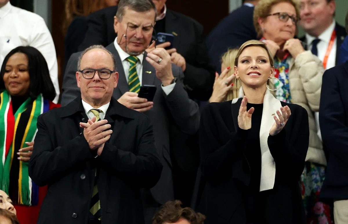 Княгиня вбралася у контрастне пальто