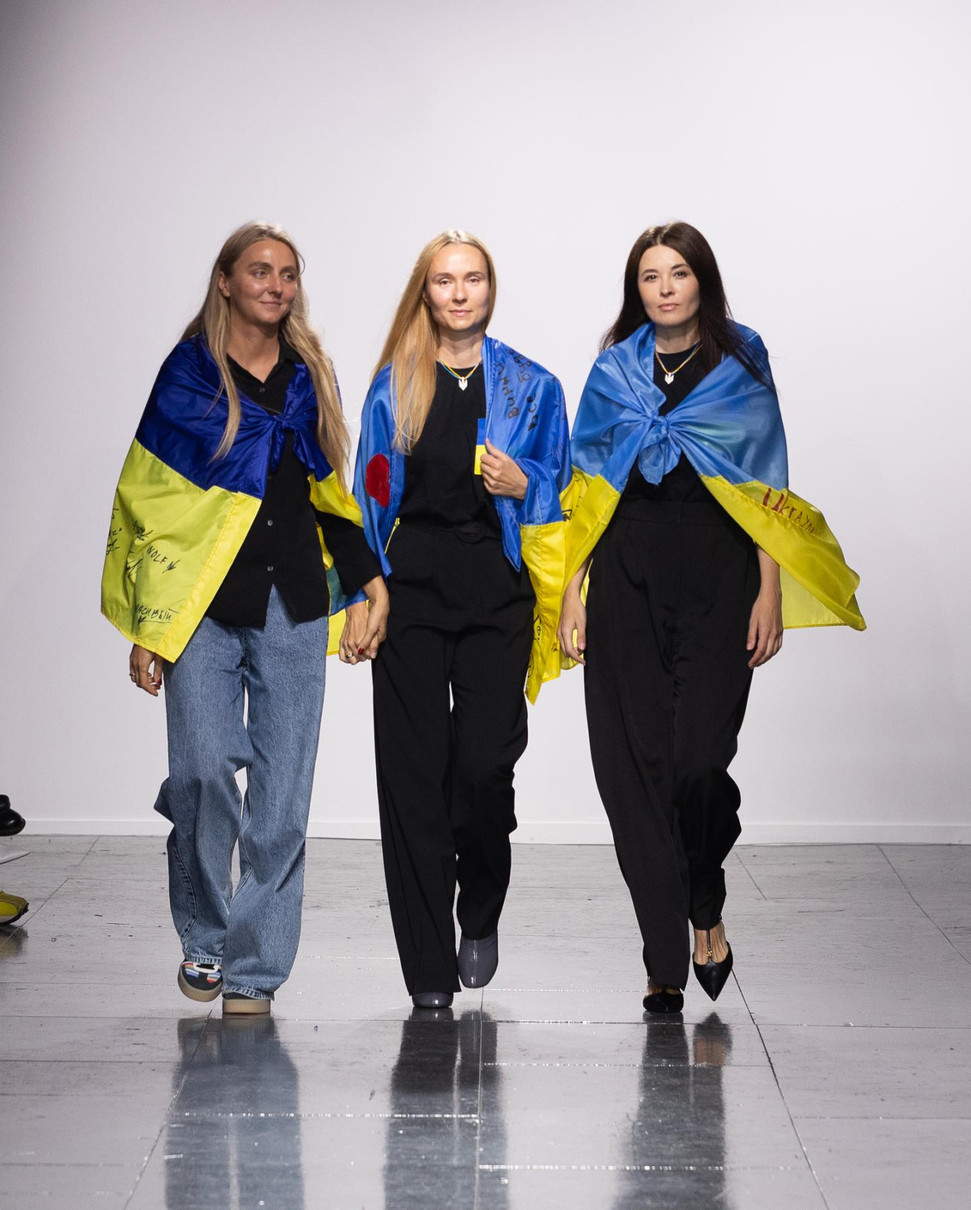Українські дизайнерки Ксенія Шнайдер (бренд Ksenia Schnaider), Надя Дзяк (бренд NADYA DZYAK) та Олена Рева (бренд ELENAREVA) у вересні 2023-го презентували колекції на Лондонському тижні моди